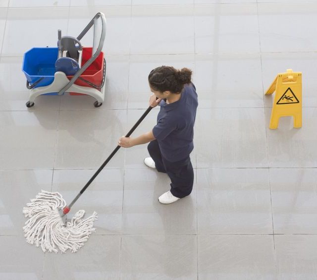 Mujer limpiando suelo