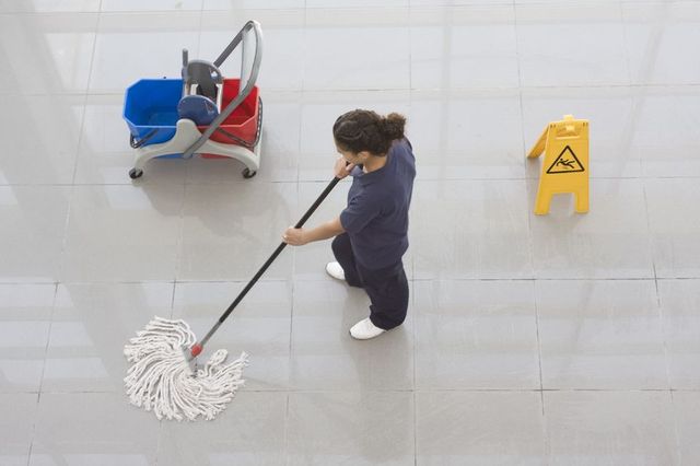 mujer limpiando el suelo